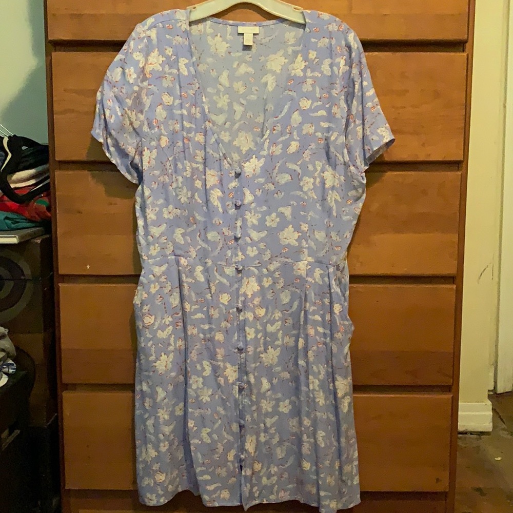 Hinge lavender floral cap sleeve. Covered buttons. POCKETS!! A dream come true. - Picture 1 of 4